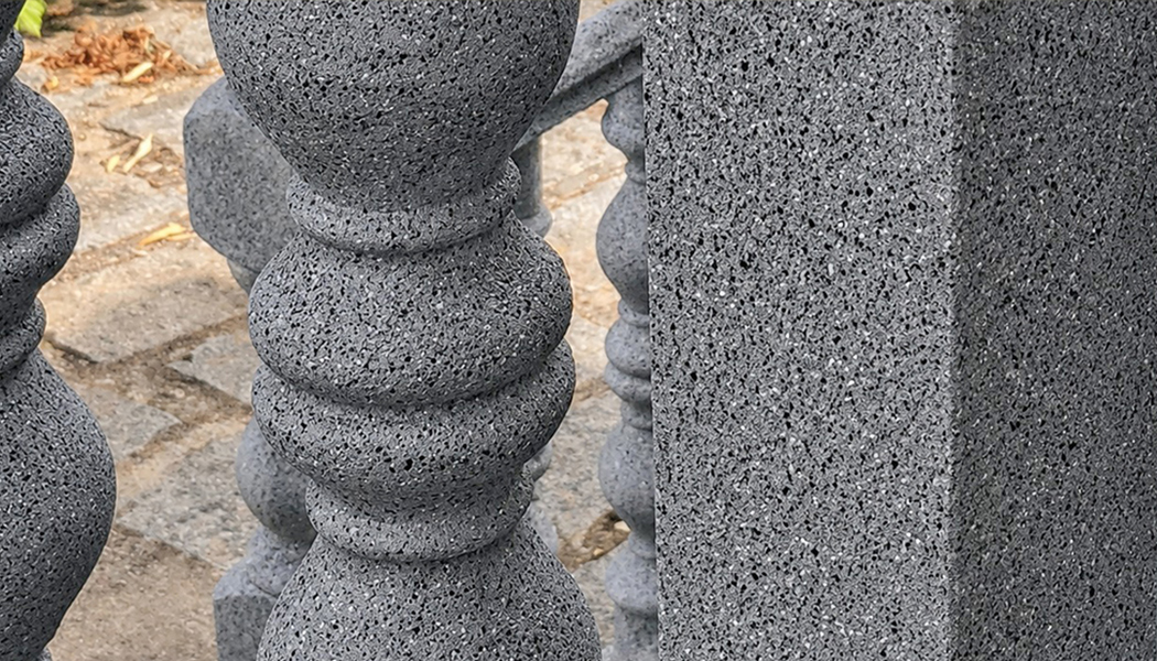 Revestimiento efecto piedra color gris en balaustrada de escaleras