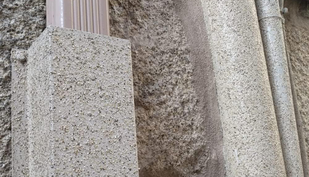 Acabado efecto piedra en bajante de fachada