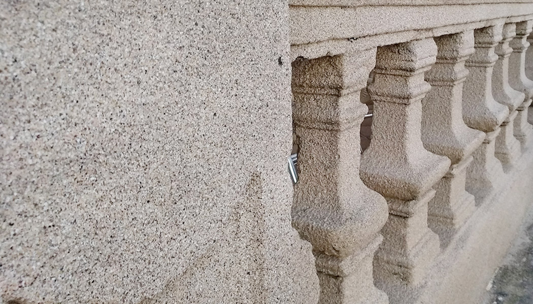 Pintura efecto piedra aplicada en barandilla exterior