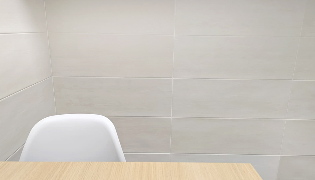 Aplicación de impermeabilizante total incoloro sobre juntas de azulejos de comedor