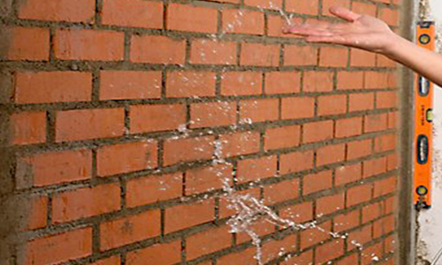 Humedecer soporte para aplicación de mortero pantalla impermeable